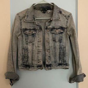 H&M DIVIDED Retro Crop Jean Jacket. Size 6.